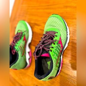 Brooks women sneakers. Size 8